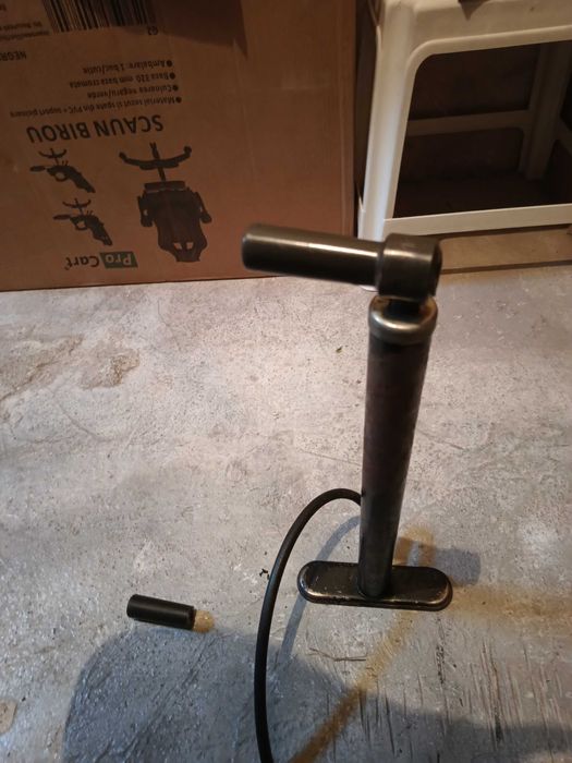 Продавам Стара помпа за автомобил или велосипед