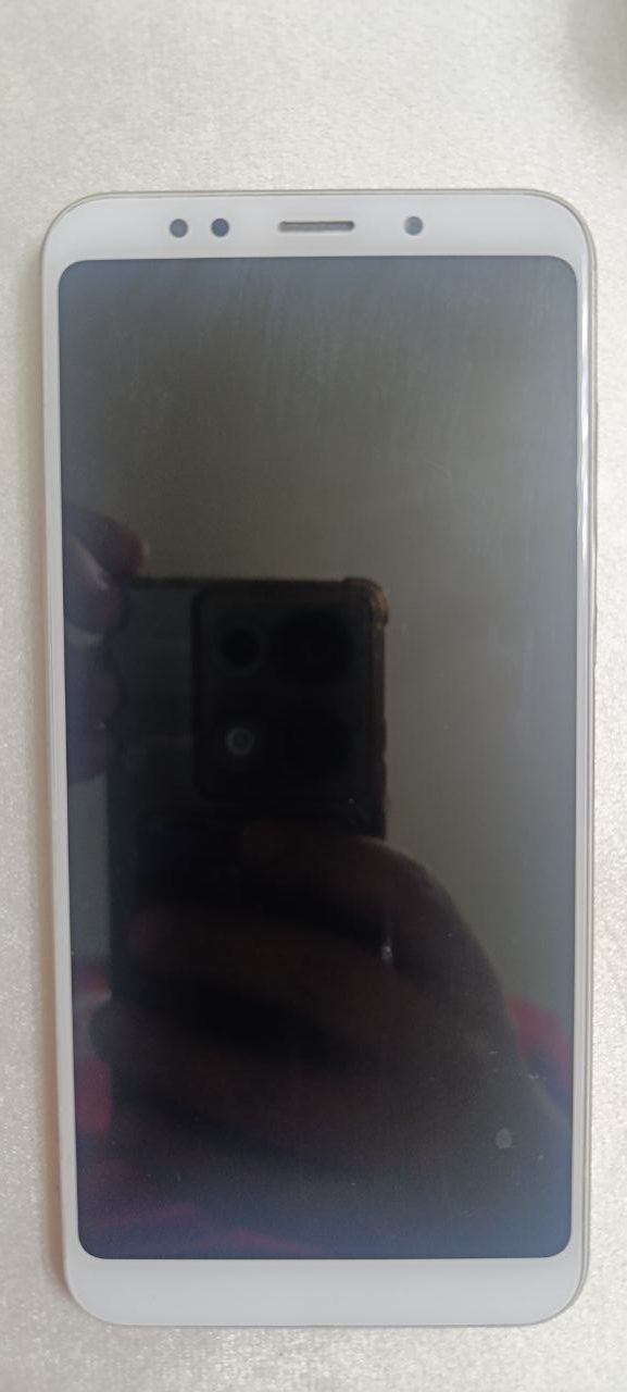 Redmi 5 Plus 4/64 Gb karobkasi bor.
