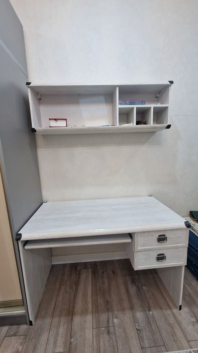 Письменный стол полкой для книг