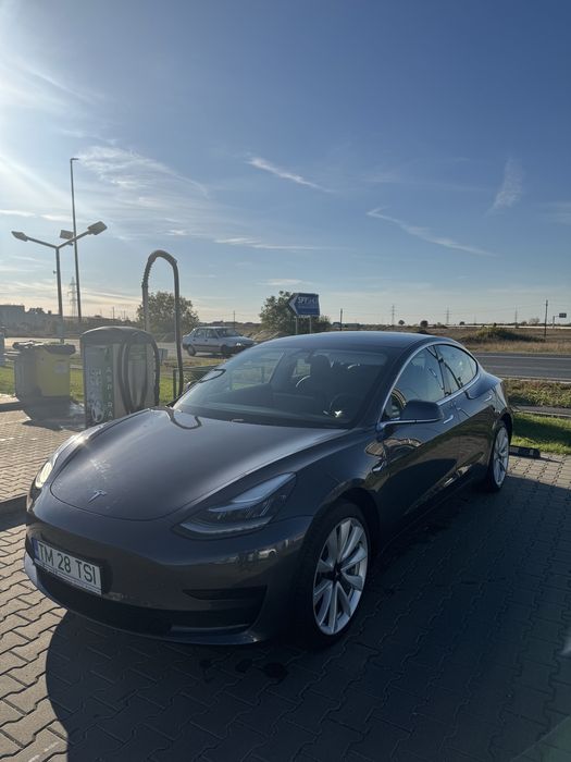 Tesla Model 3 SR+