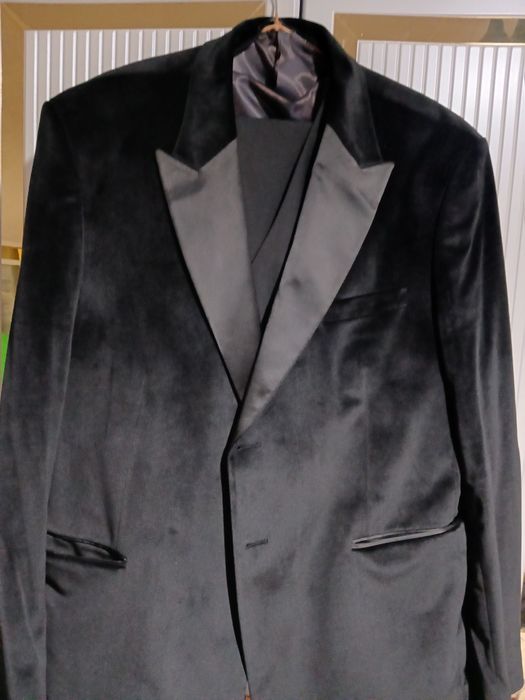 Kastym -shim  toflik sotladi
Toflik razmeri 43
Kastyum razmeri 63