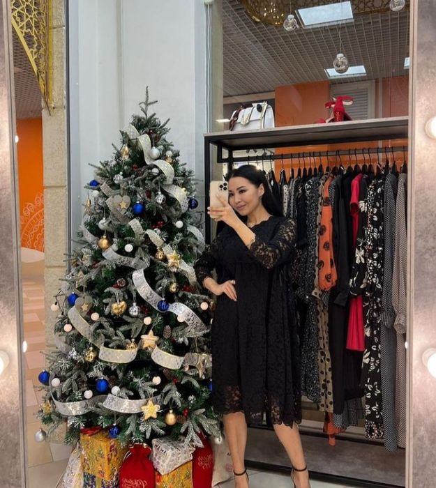 Продам платье 46 размера черное кружевное