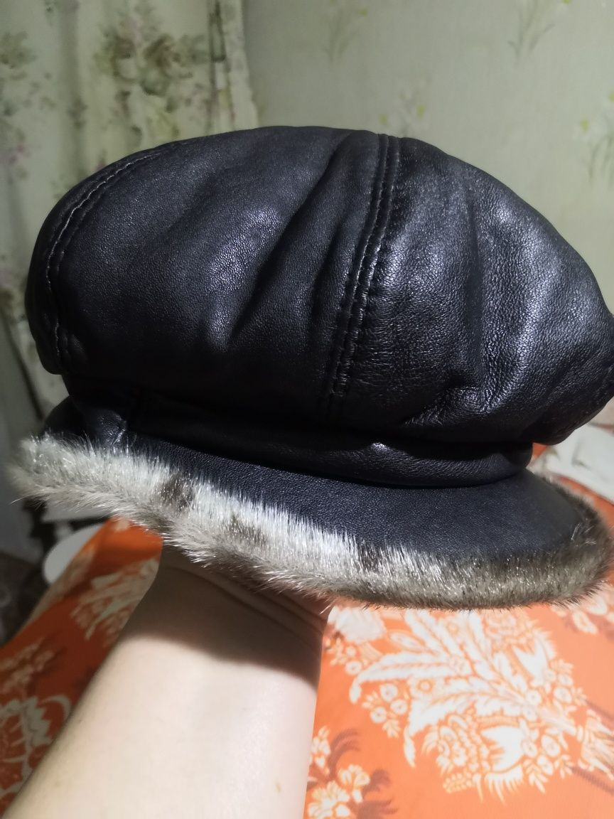 Продам теплую кепку.