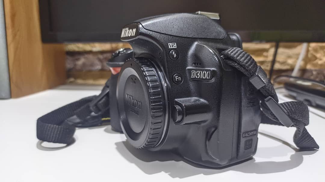 Nikon d3100, зеркальный фотоаппарат начального уровня.
