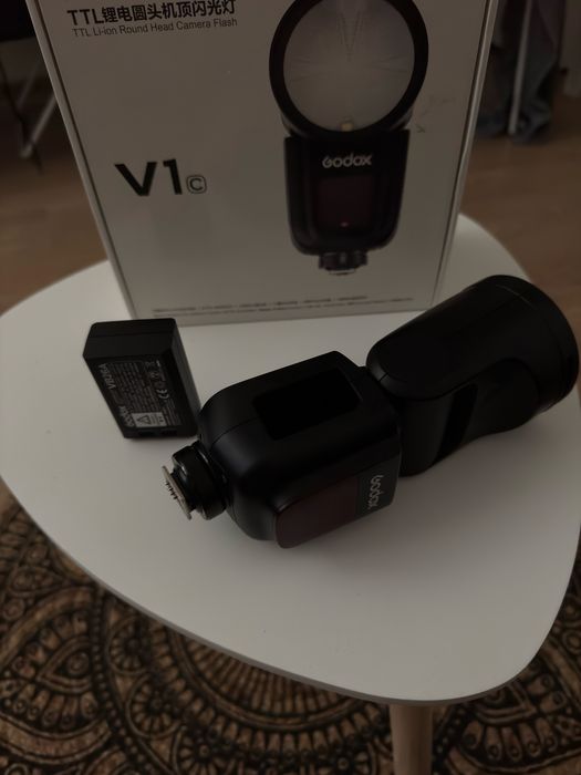 Продавам светкавица  GODOX V1c за Canon.