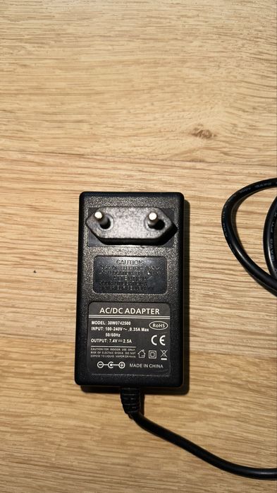 Alimentaror 7,4 V 2,5A DC transformator incarcator 12 V 2 Amperi