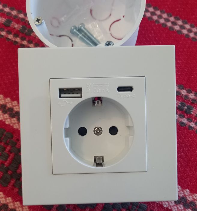 Priza cu USB si port C