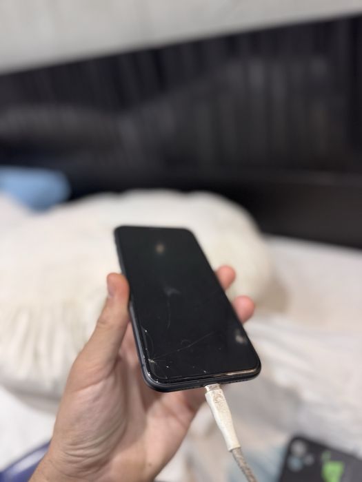 Телефон Iphone 11 черен 64 гб