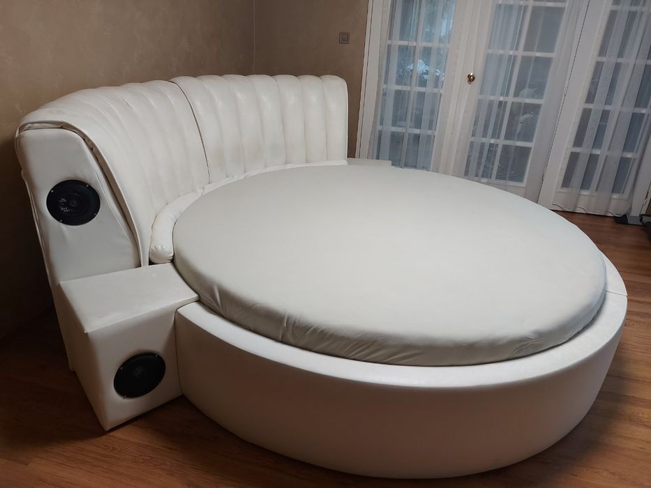 Кръгла спалня с музика