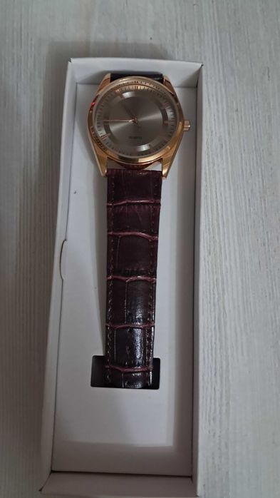 Часы оригинальные ручные на батарейках