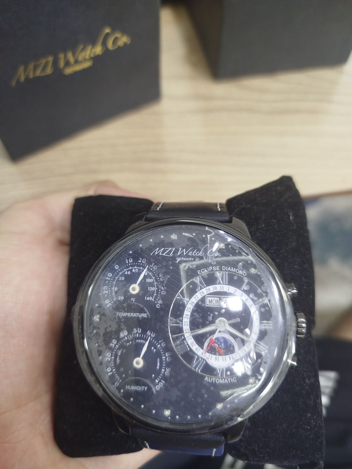 Продам оригинальные часы от  MZI watch  черного цвета