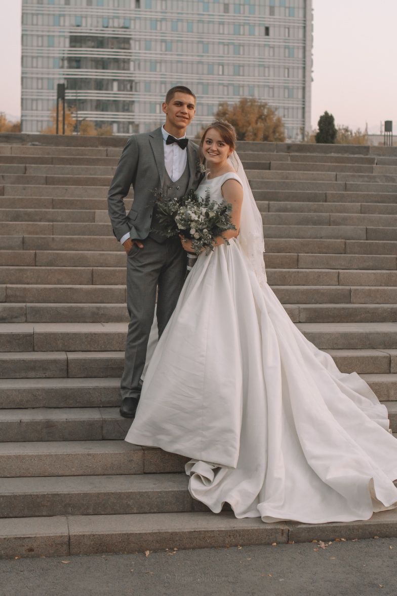 Продам свадебное платье со шлейфом в Алматы
