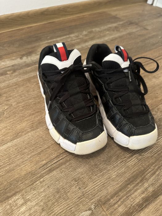 Tommy Hilfiger adidaşi