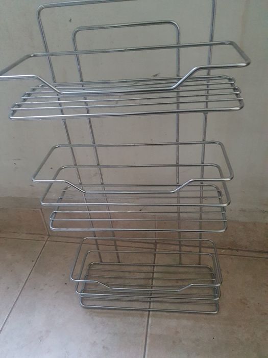 Продавам етажерки за баня, сушилник за посуда и съдове за овлажняване