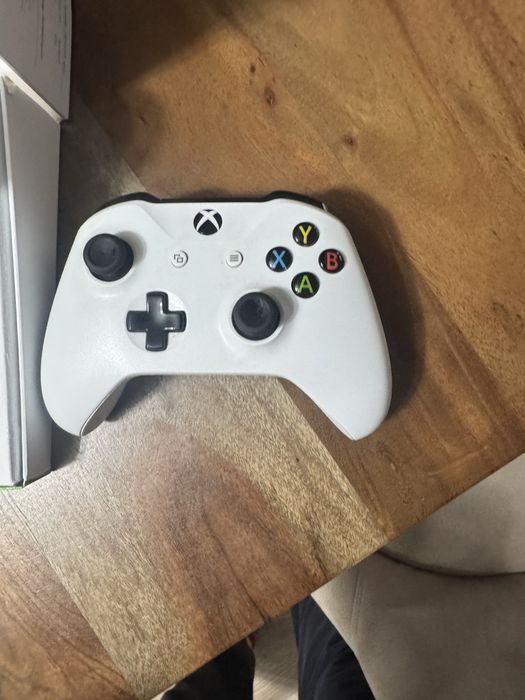 Controler Xbox alb si negru stare perfefta