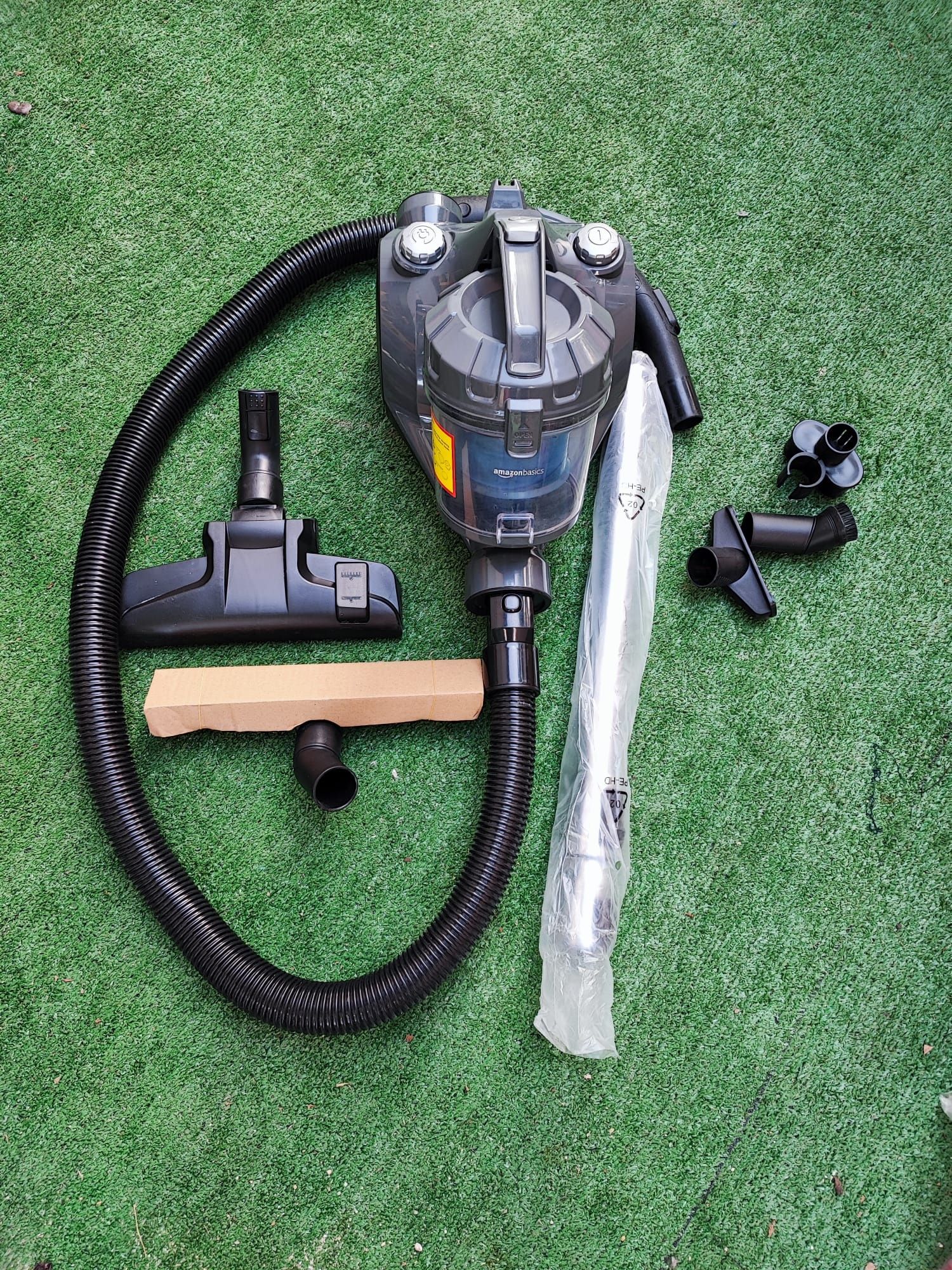 Aspirator cu cilindru fără sac Amazon Basics 700 W cu putere de aspir