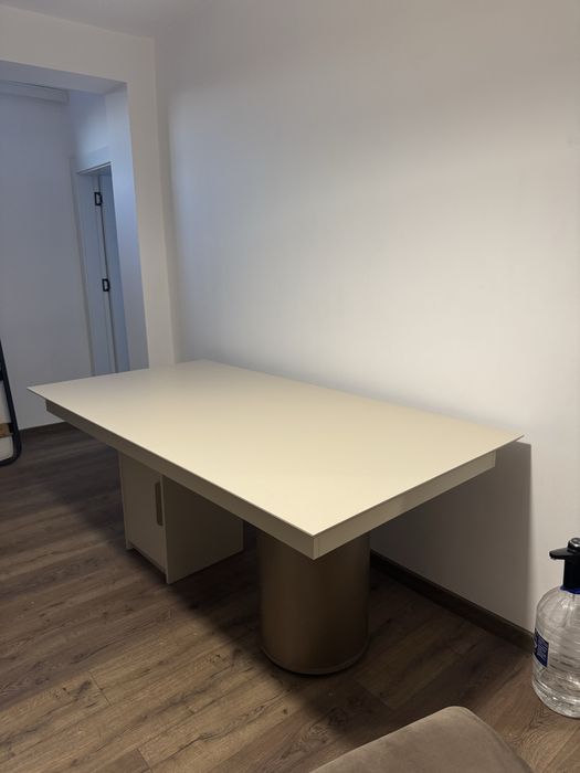 Продава се кухненска маса с столове