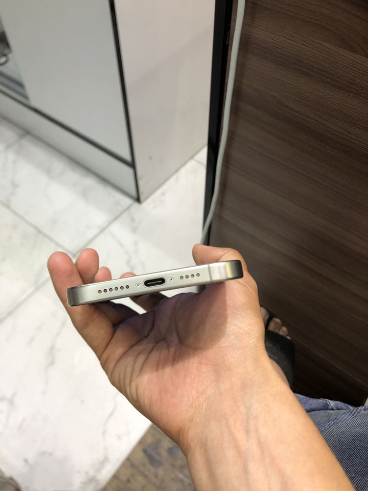 15pro. Max. 256gb.  Natural titan