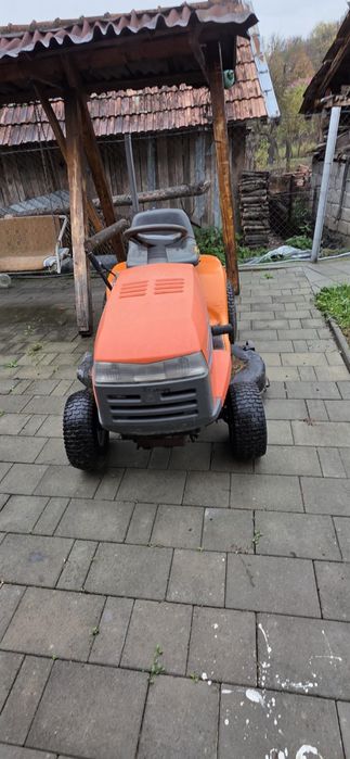 Tractoras Husqvarna pentru tuns iarba