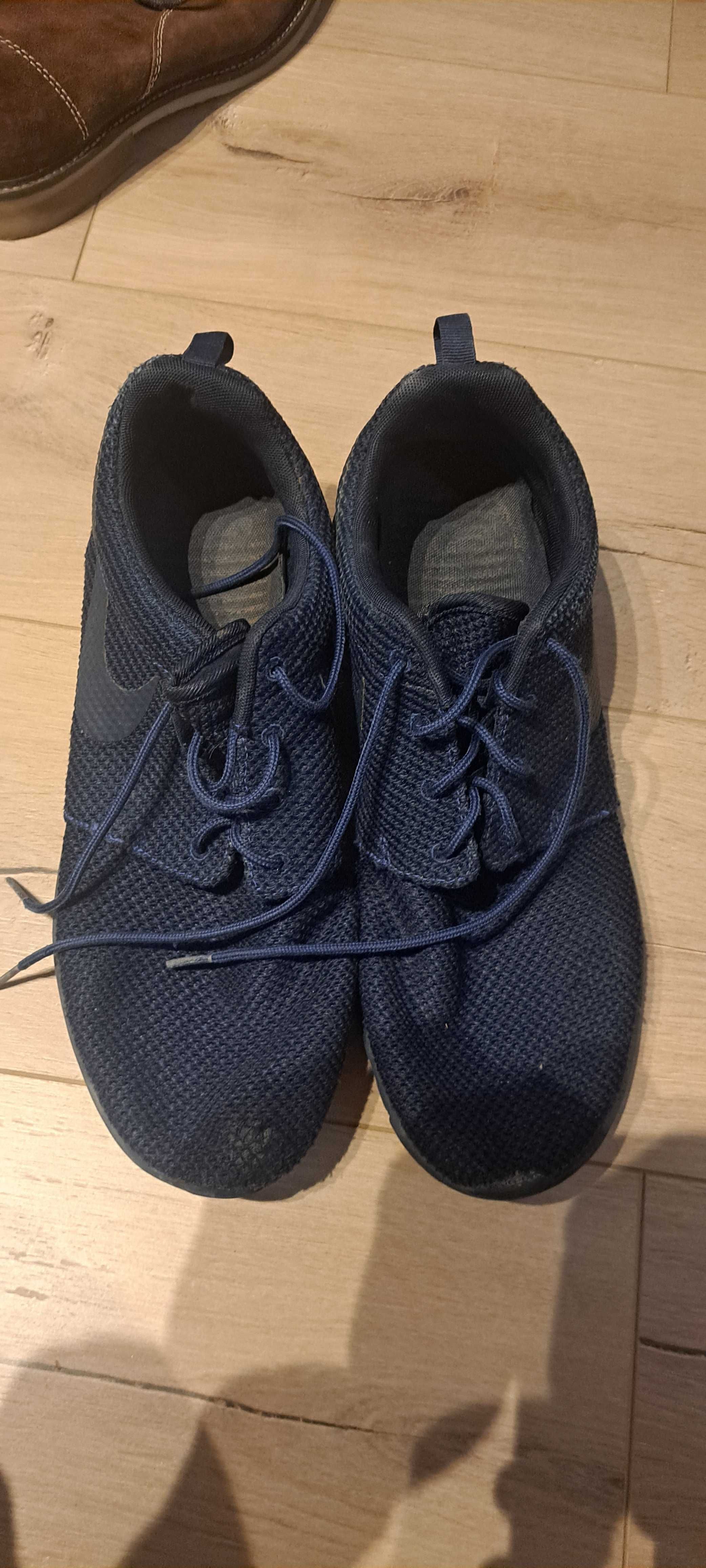 Продавам маратонки nike в добро състояние- нормални след от употреба