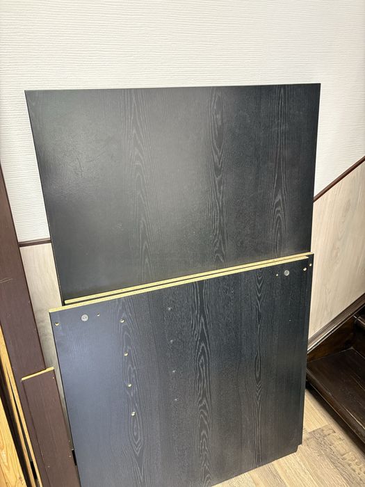 Чёрный письменный стол