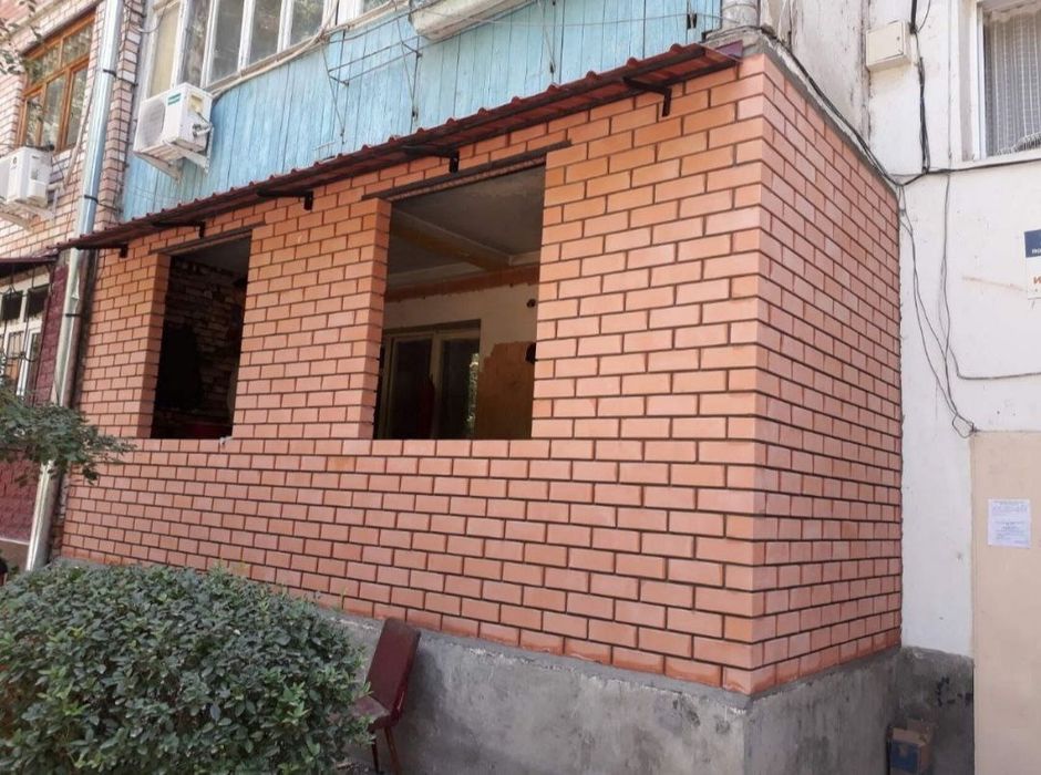 Кладка облицевочного кирпича.  Штукатурка.  Утепление балконов.