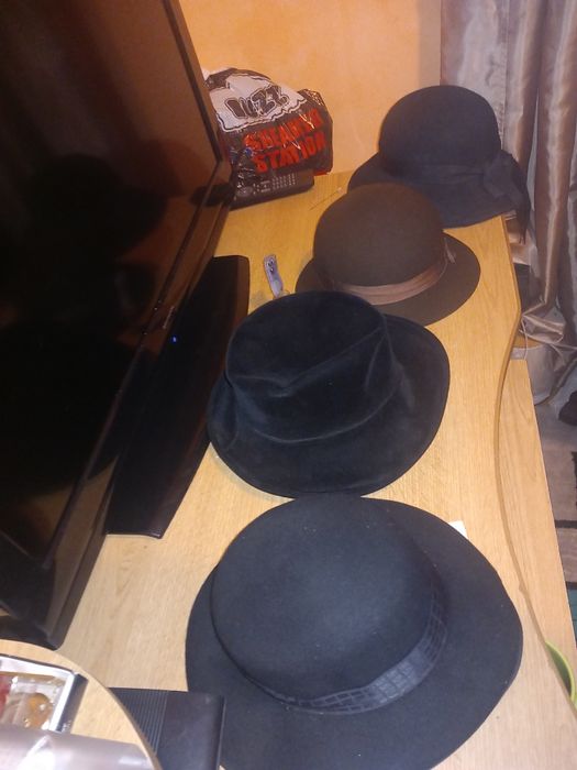 Set 4 palarii dama din catifea stare exceptionala.