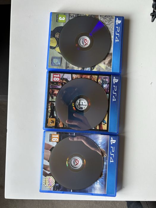 1TB PS4 с 2 контролера, 3 игри и специална чанта