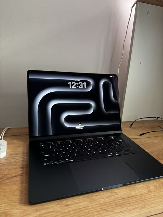 MacBook Air 15 (2025) — 16GB / 256GB