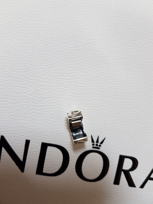 Ornament PANDORA "Rând de inimi"