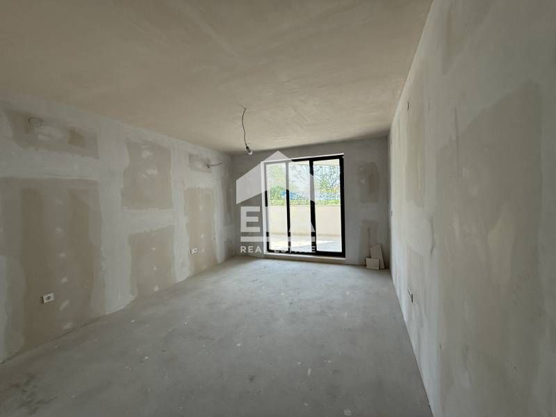 Тристаен апартамент за продажба, с големи стаи, в нов затворен тип ком