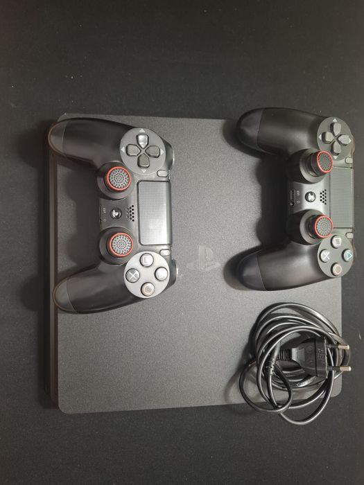 Ps 4 cu 2 telecomenzi si bonus 6 CD