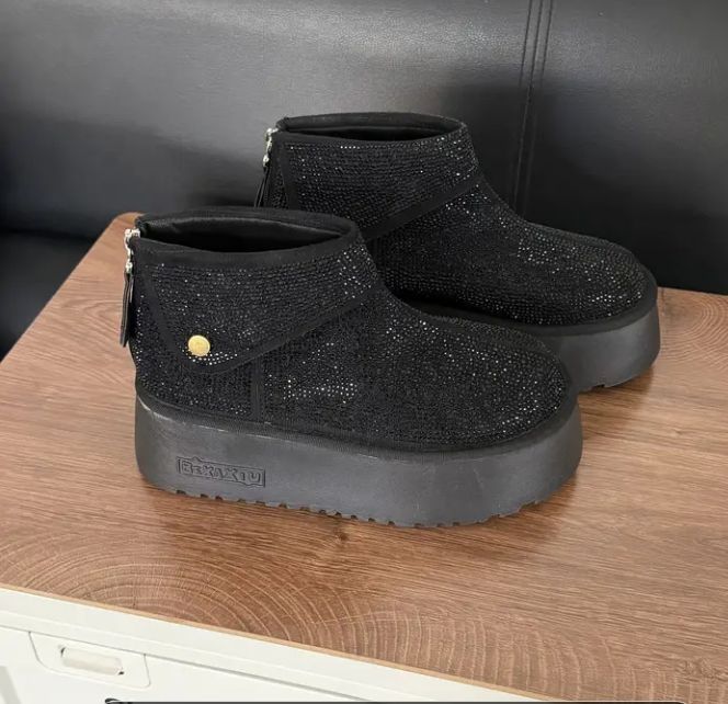 Ghete cu platforma si strasuri