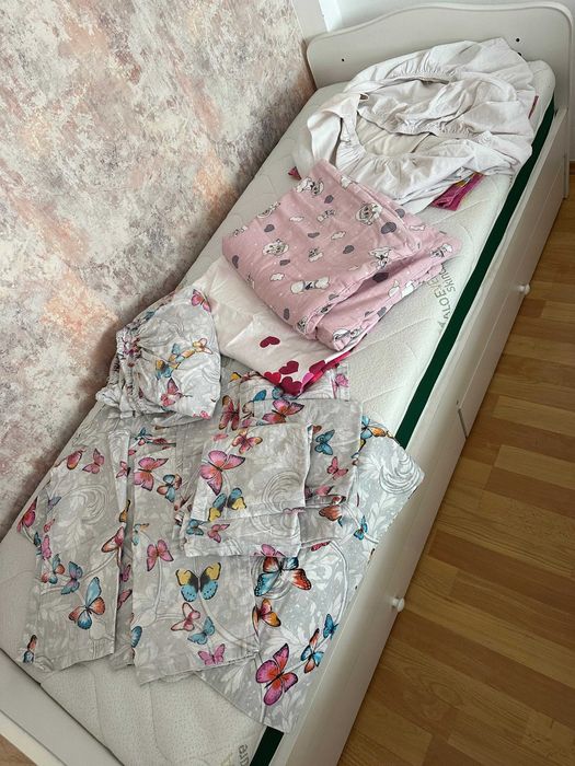 Patut cu sertare pentru copii 180 x 75 cm + saltea + 5 lenjerii de pat