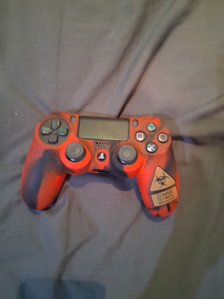 Продавам ps4 slim