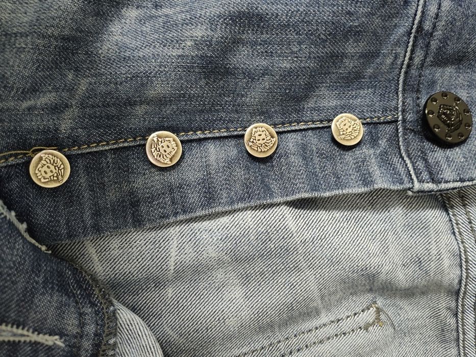 Blugi Versace pentru barbari