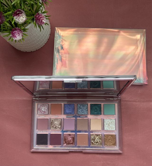 Тени Huda beauty - mercury retrograde