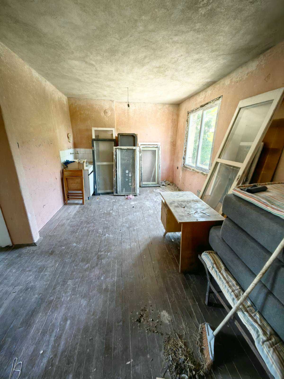 Продавам къща в обл. Перник с. Сирищник