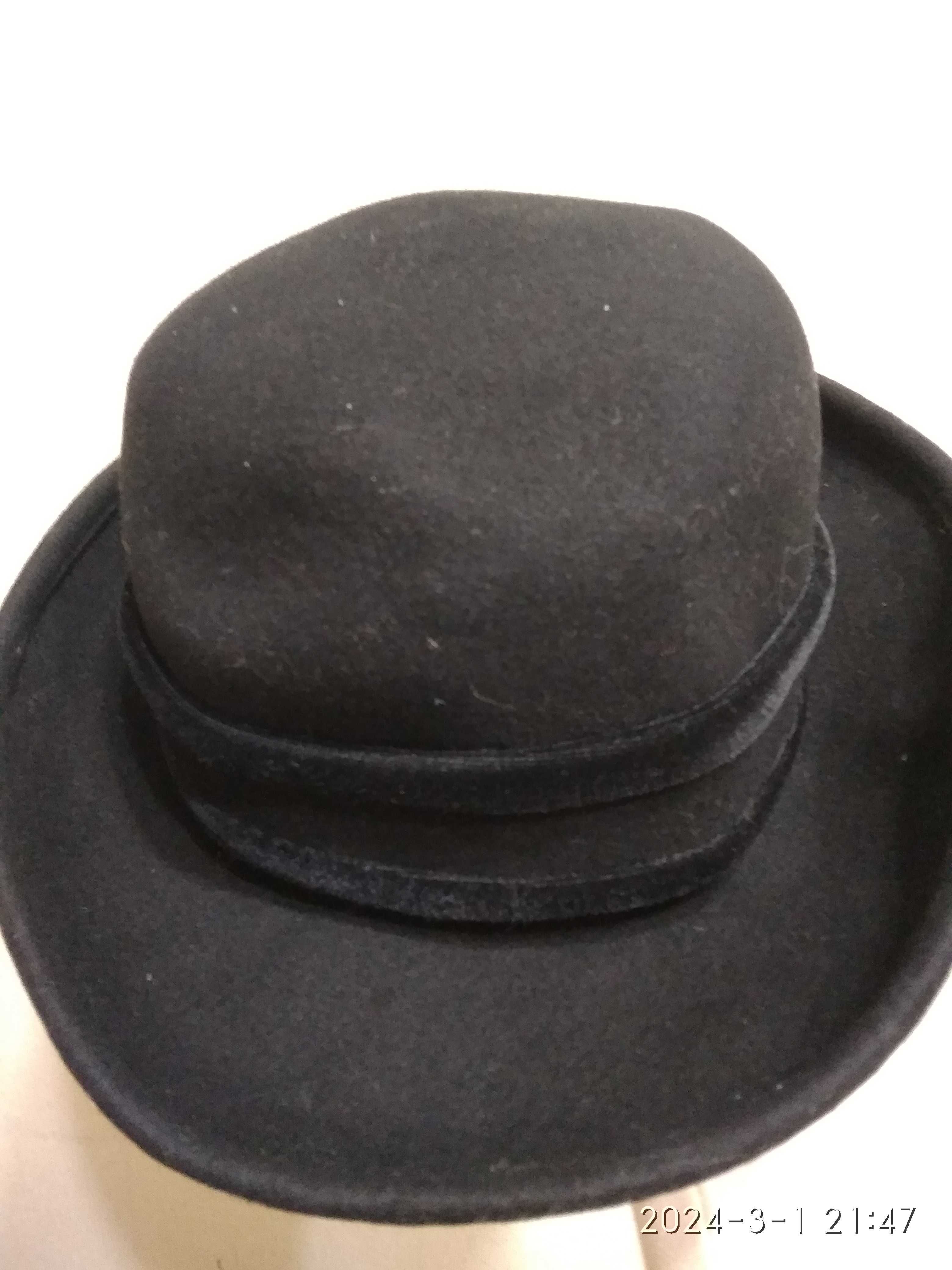 Черная шляпа с отделкой