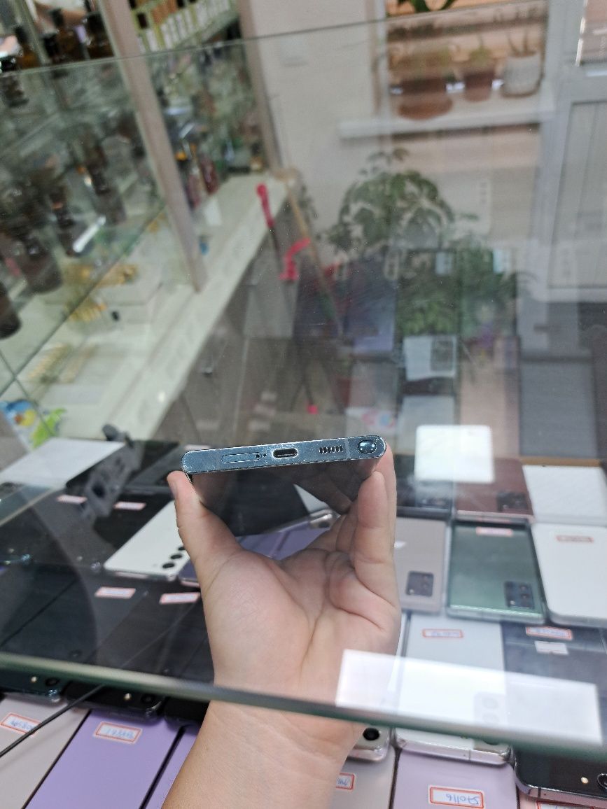 Samsung S22 Ultra xotirasi 12/256GB
