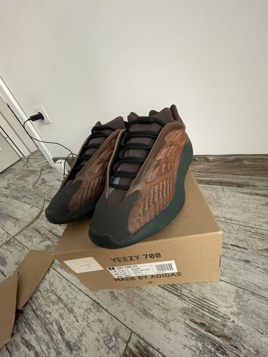 Yezzy 700 V3 Copper Fade