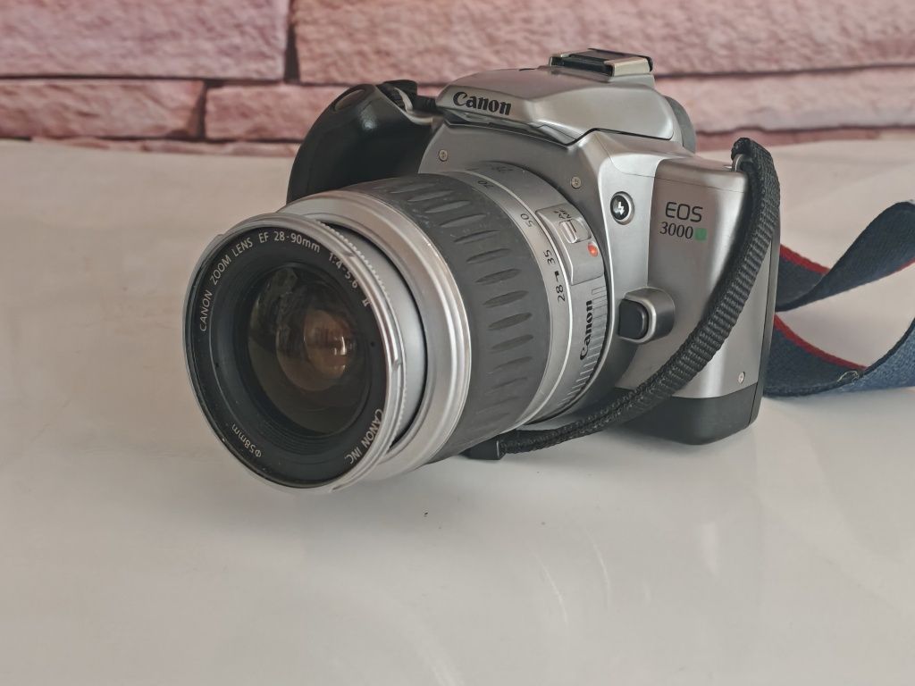 Лентов фотоапарат Canon 3000 V сет с обектив 28-90mm