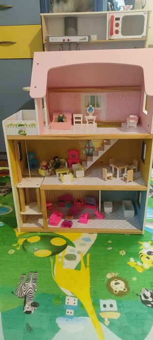 Детска дървена къща за кукли