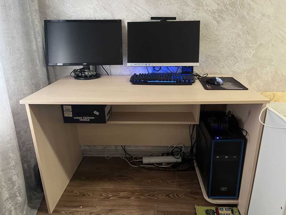 Стол с нависной полкой