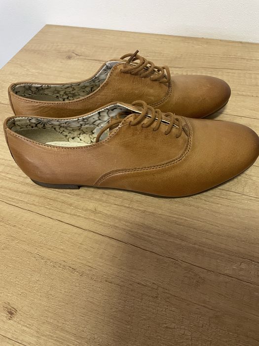 Pantofi cu siret