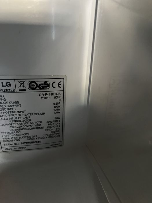 Хладилник с фризер и диспенсър LG No Frost