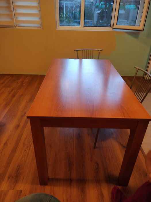 Трапезна маса неразтегаема