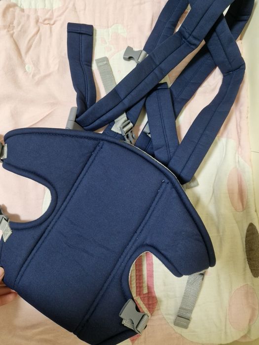 Bolalarni kòtarish uchun kenguru sumka