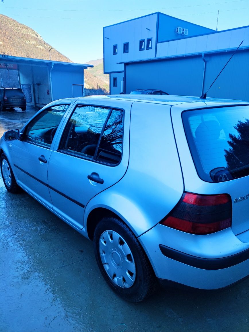 Продавам W Golf 4 -1.9,TDI 77kW,2001-сив металик, хечбек.
