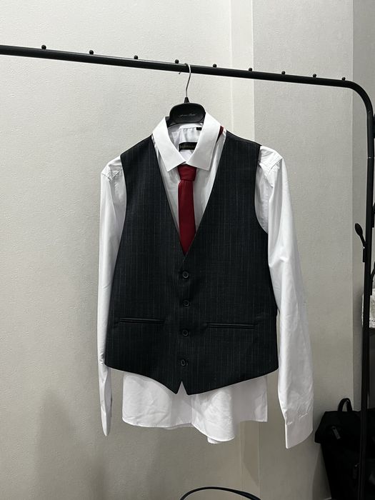 Стильный мужской костюм в полоску — отличное состояние — 19990 тг